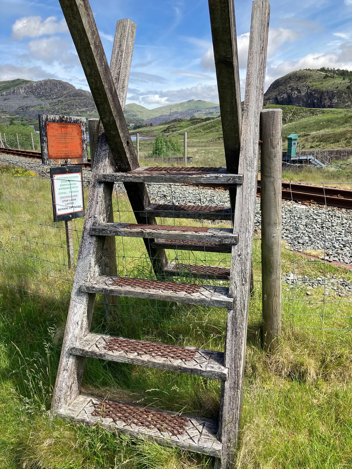 Welsh ladders and boundary walls